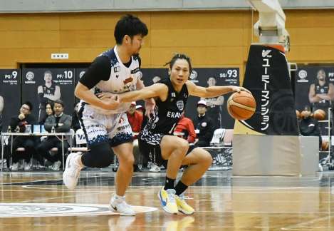 前半、相手陣地にボールを運ぶレブナイズの兒玉＝薩摩川内市のサンアリーナせんだい