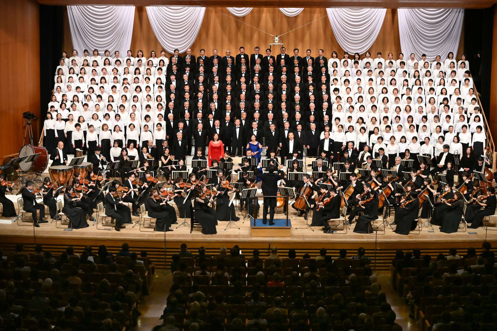 声量たっぷりに「歓喜の歌」を響かせるかごしま県民第九演奏会＝１５日、鹿児島市の宝山ホール