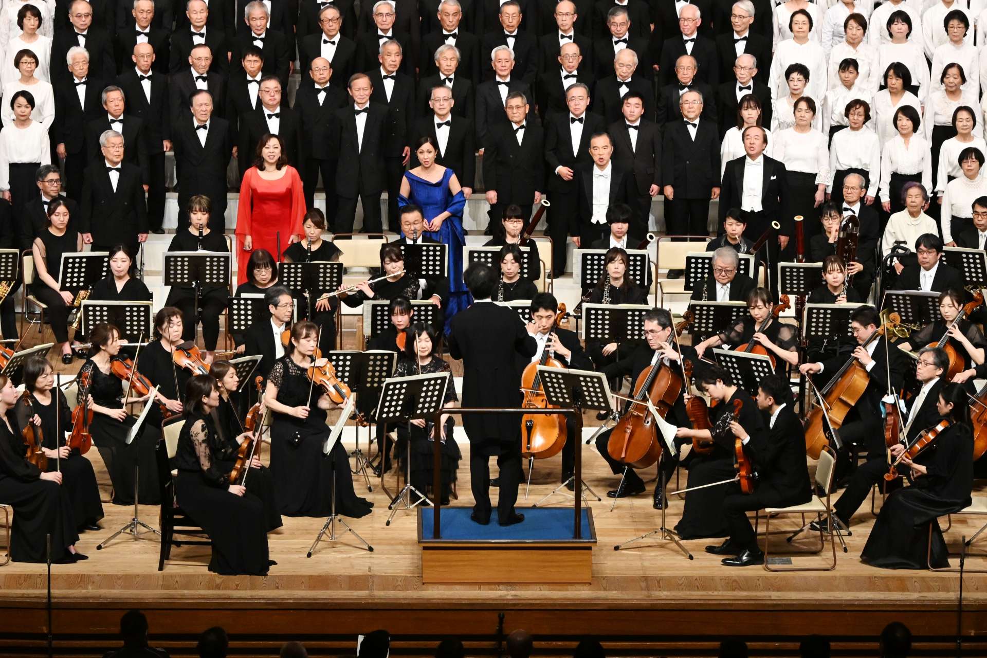 高らかに歌声を響かせるソリストたち＝１５日、鹿児島市の宝山ホール
