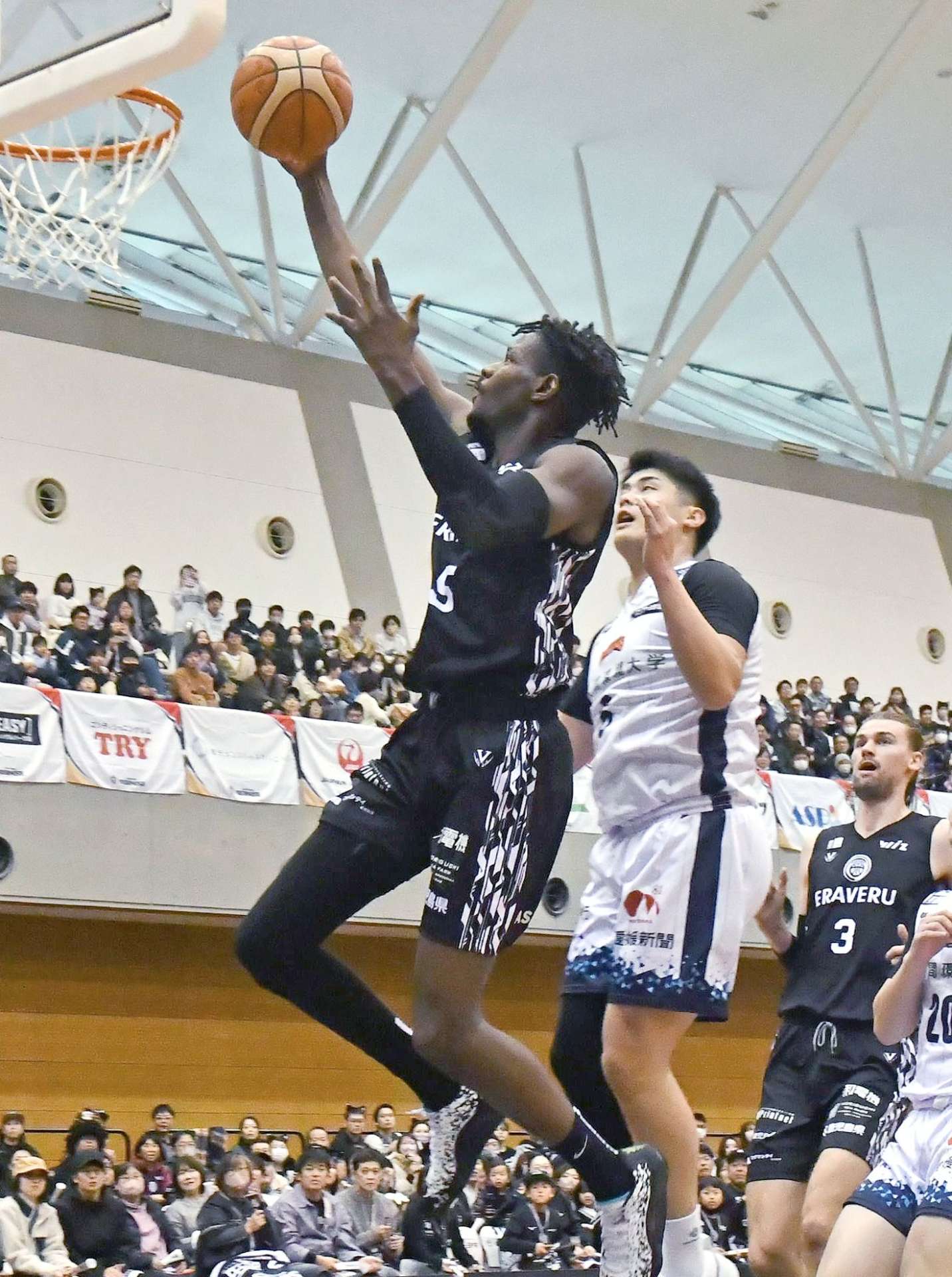 第１クオーター、レブナイズの伴馬がシュートを決める＝薩摩川内市のサンアリーナせんだい