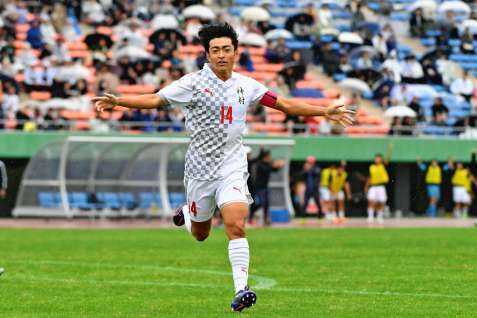 先制点を決め喜ぶ神村・名和田＝白波スタジアム