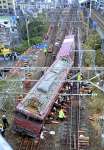 傾いた機関車を水平にする作業員ら＝１５日午前１０時４０分ごろ、薩摩川内市の川内駅