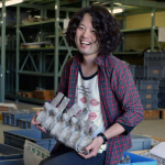 岡山理科大学の林昭次准教授。持っているのはクビナガリュウの背骨