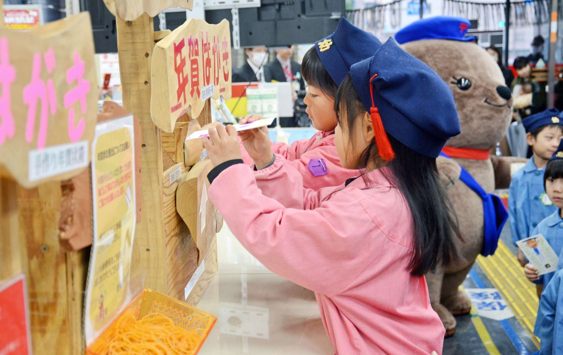 自分で書いた年賀状を投函する園児＝１６日、鹿児島市中央町