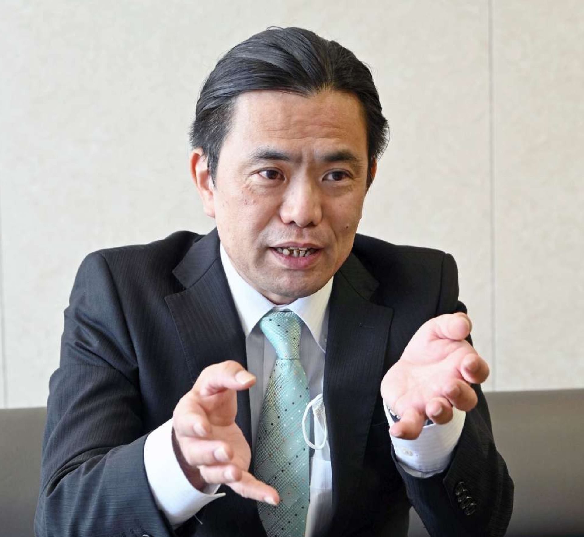２０２４年３月、帰国報告をする岩元貴行さん＝鹿児島市の南日本新聞社