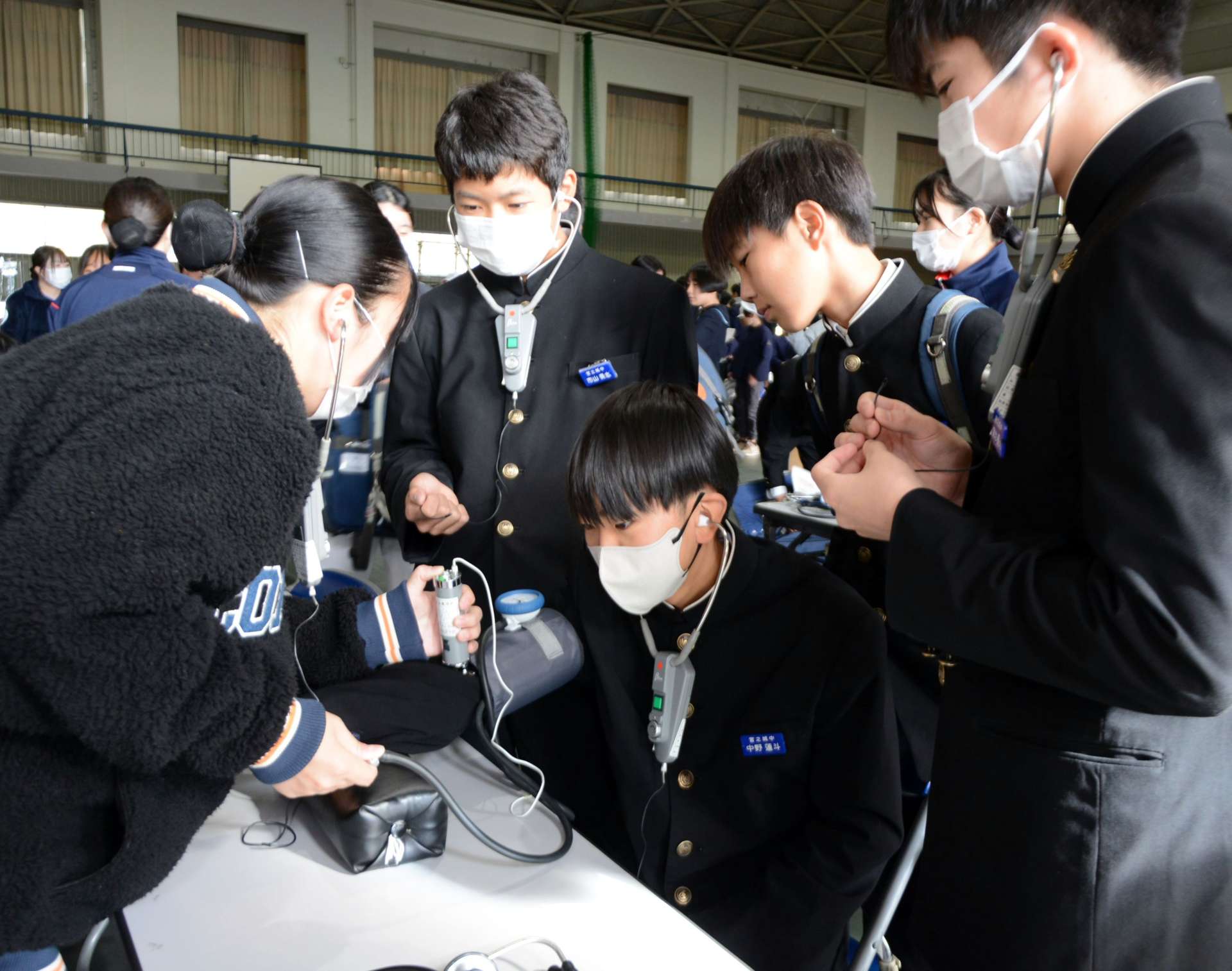 脈の音を確認する中学生＝さつま町虎居