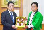 日置市産イチゴを贈った中川園芸組合の宮之前博行組合長（右）＝１６日、県庁