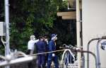 １１月２１日午後、現場付近を捜査する警察官＝伊仙町佐弁