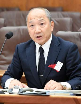 質問に答える鹿児島県警の川崎清前刑事企画課長＝１６日、県議会