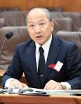 質問に答える鹿児島県警の川崎清前刑事企画課長＝１６日、県議会