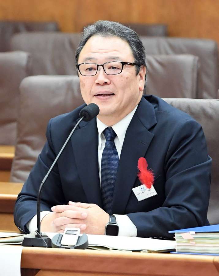 参考人として発言する鹿児島県警の南茂昭前霧島署長＝１６日、県議会