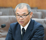委員の質問に答える鹿児島県警の上別府高宏前首席監察官＝１６日、県議会