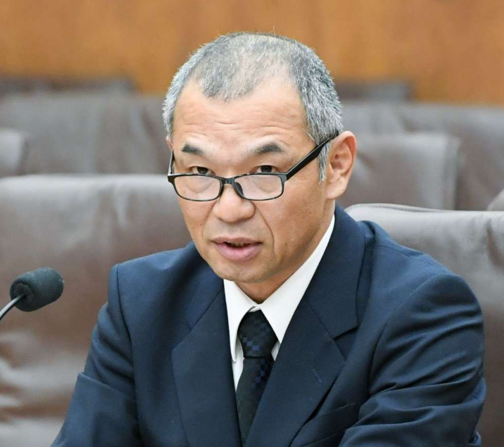 委員の質問に答える鹿児島県警の上別府高宏前首席監察官＝１６日、県議会
