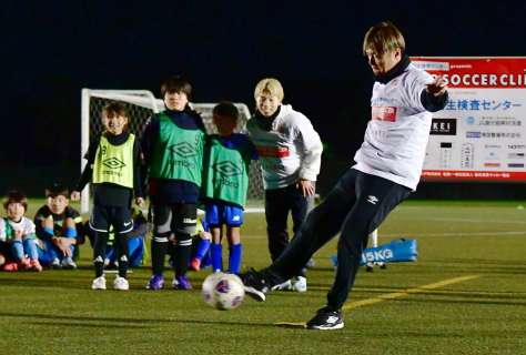 〈関連〉子どもたちとＰＫ合戦を楽しむ遠藤保仁さん＝鹿児島市の県立サッカー・ラグビー場