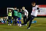 〈関連〉子どもたちとＰＫ合戦を楽しむ遠藤保仁さん＝鹿児島市の県立サッカー・ラグビー場