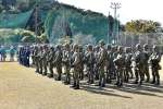 原発テロなどを想定した訓練の開始式に臨む自衛隊員と警察官ら＝１６日、薩摩川内市久見崎町