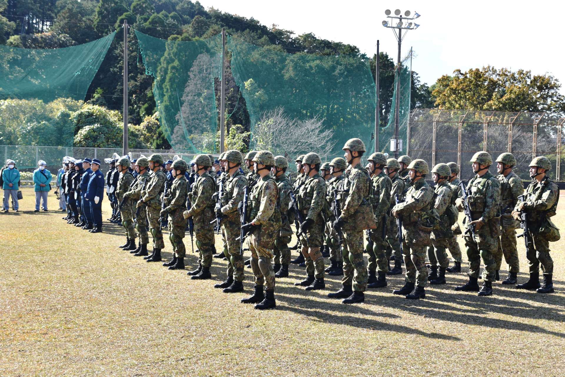 原発テロなどを想定した訓練の開始式に臨む自衛隊員と警察官ら＝１６日、薩摩川内市久見崎町
