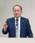 かごしま青年塾で講演する芝田浩二さん＝１５日、鹿児島市のカクイックス交流センター
