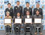 海中の女性を救助し感謝状を贈られた４人（前列）＝出水市消防本部