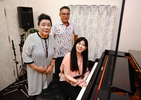 「緑の島のお墓」を録音した（左から）黒木イツ子さん、猛さん親子と、伴奏の柴藤ひろ子さん＝鹿児島市桜ケ丘３丁目