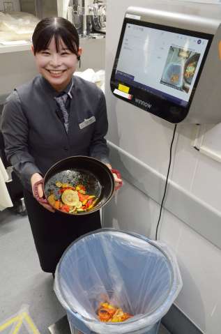 食品廃棄物を測定する機械を使う従業員＝鹿児島市のシェラトン鹿児島