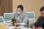 小さな門松をつくる外国人の参加者＝１５日、鹿児島市加治屋町の市国際交流センター