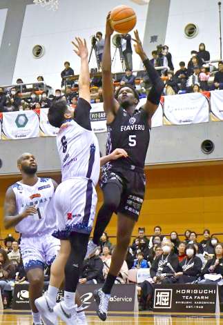 １５日愛媛戦の第３クオーター、シュートを放つレブナイズの伴馬＝サンアリーナせんだい