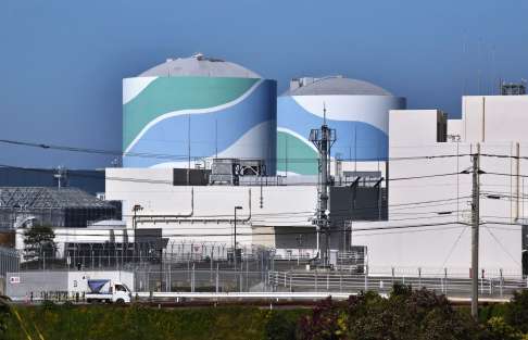 〈関連〉九州電力川内原子力発電所１号機（左）と２号機＝薩摩川内市久見崎町（２０２３年１１月撮影）