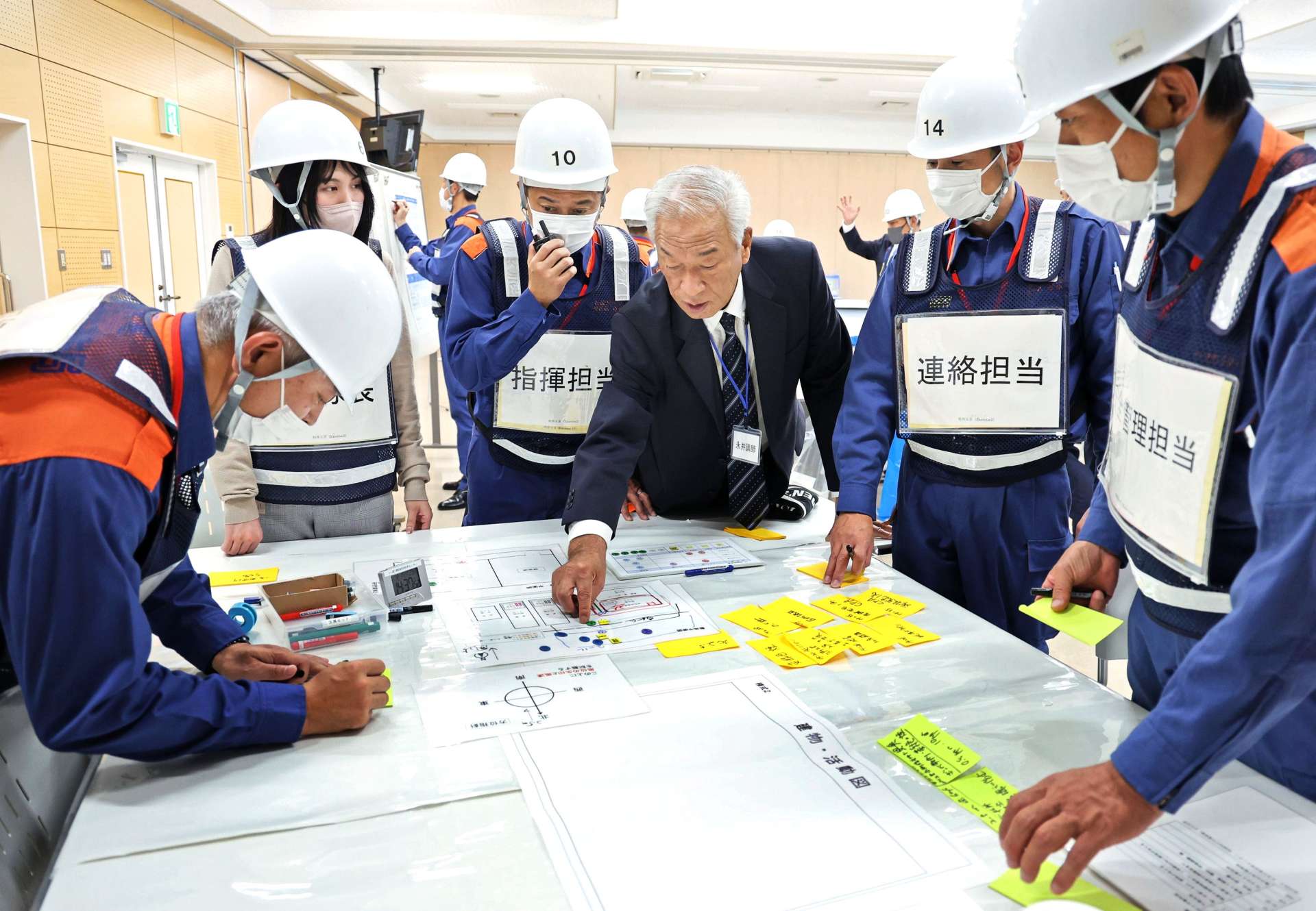 災害を想定した図上訓練に臨む参加者ら＝１７日、薩摩川内市消防局