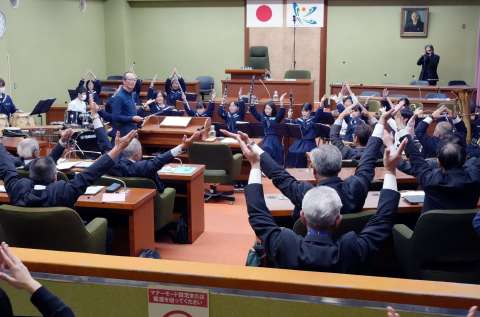 〈別カット〉議場に集まった観客の前で、演奏や振り付けを披露する高山中学校の吹奏楽部員＝肝付町役場