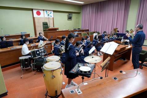 議場で演奏を披露する高山中学校の吹奏楽部員＝肝付町役場