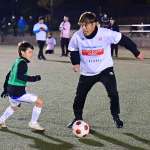 サッカー教室で子どもたちとボールを追う遠藤保仁コーチ　