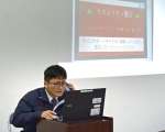 寸劇で、パソコンサポート詐欺にだまされる様子を再現する阿久根警察署員＝阿久根市の同署