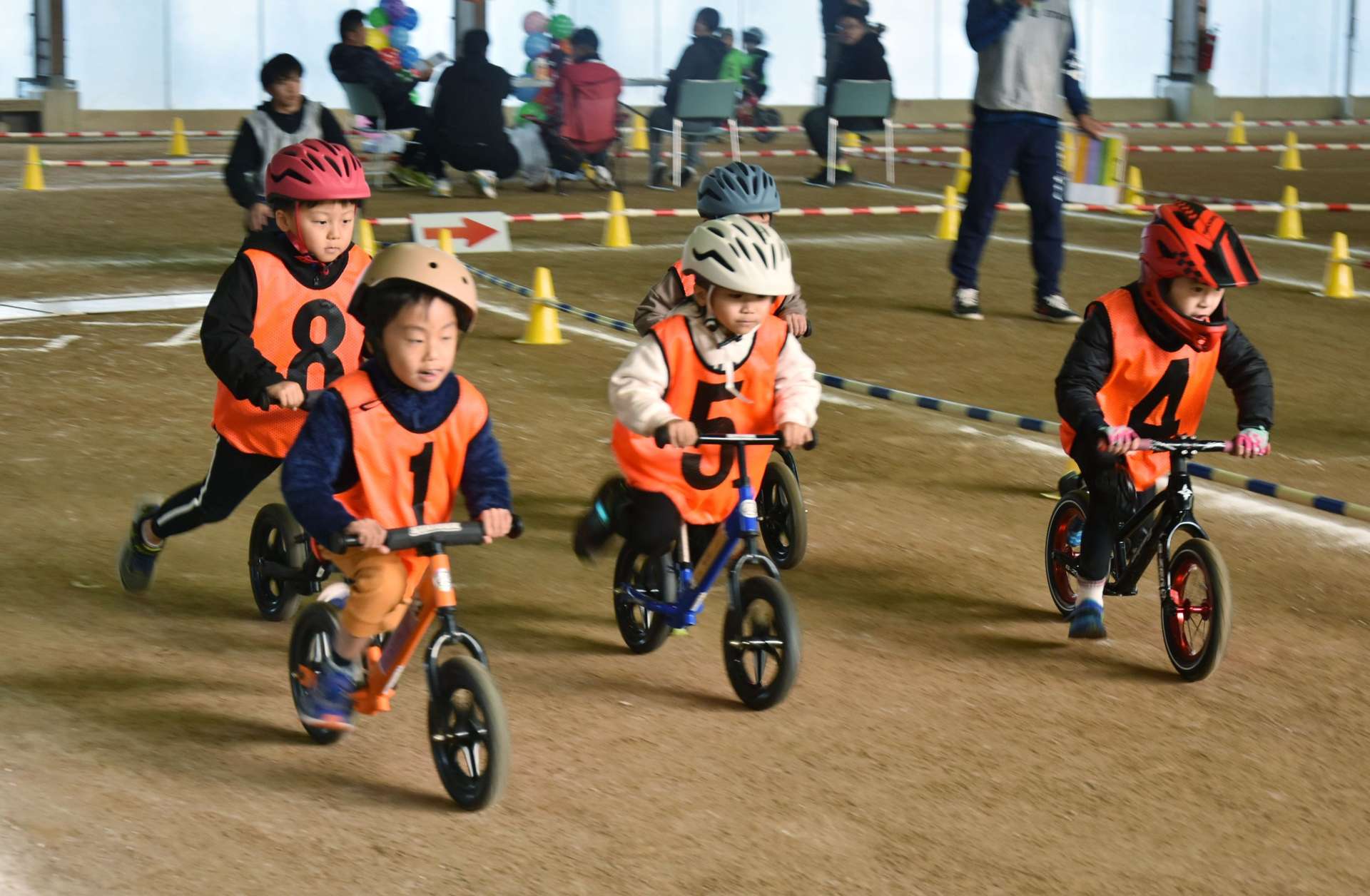 ペダルなし自転車で競い合う子どもたち＝南大隅町根占のふれあいドーム