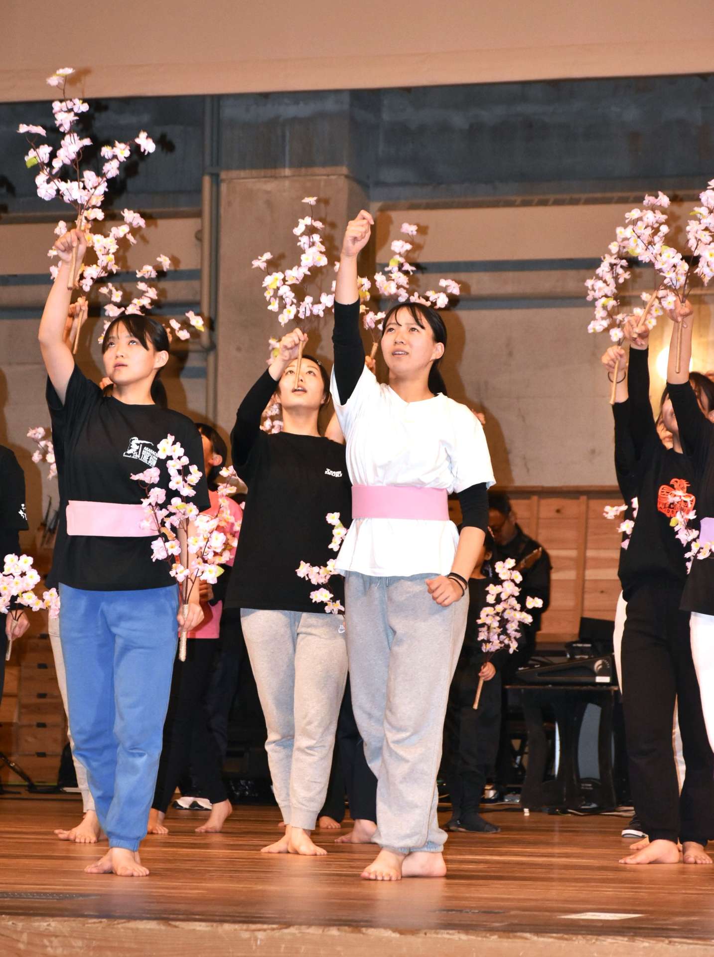 本番に向け、最終確認の段階に入ったチームちむどん＝伊佐市文化会館