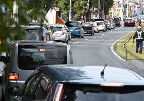 給油待ちで、歩道側車線にできた車列＝１８日午後、鹿児島市郡元１丁目