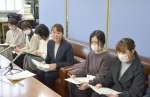 鹿児島市役所で記者会見する保護者ら＝１８日、同市山下町