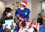 クリスマスプレゼントを届ける鹿児島Ｕの武星弥選手＝１８日、鹿児島市立病院