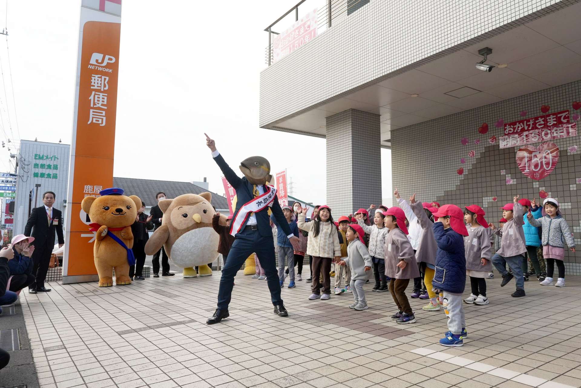 ダンスを披露する「かのやカンパチロウ」と白崎保育園児＝鹿屋市白崎町