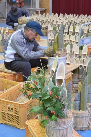 地元の材料を使ってミニ門松を作る町民＝１８日、さつま町の宮之城伝統工芸センター