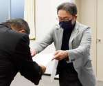 中山春年教育長（左）に意見書を手渡す小島摩文会長＝さつま町役場