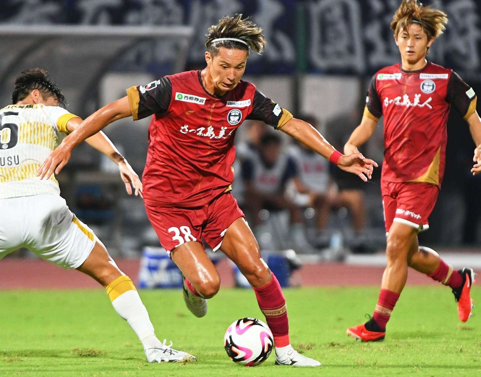 ホーム水戸戦で攻め上がる有田稜（３８）＝鹿児島市の白波スタジアム