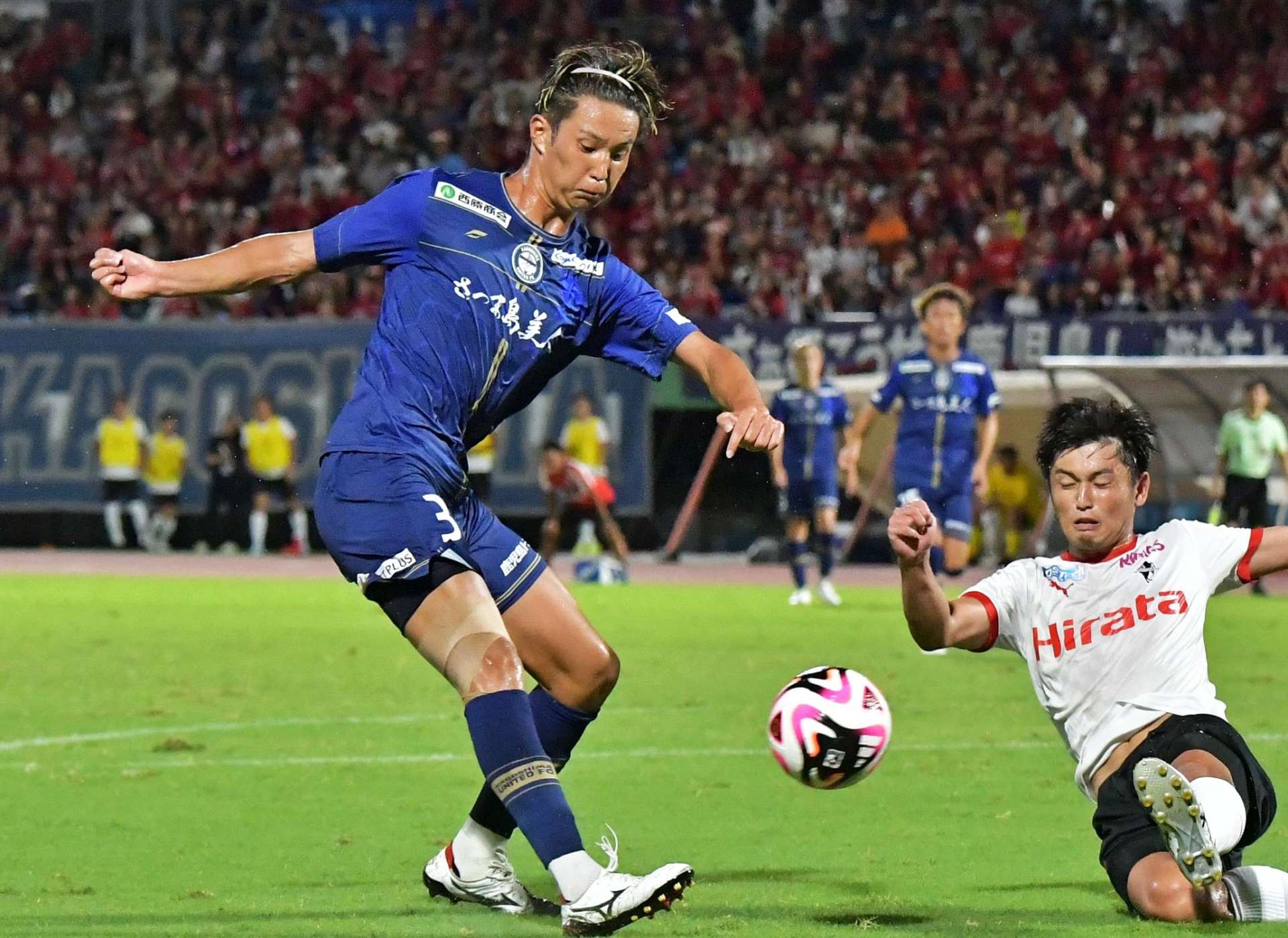 ホーム熊本戦でシュートを放つ有田稜＝鹿児島市の白波スタジアム