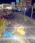 〈関連〉保守車両に押され脱線現場から移動する機関車＝１９日午後７時４０分ごろ、薩摩川内市の川内駅付近