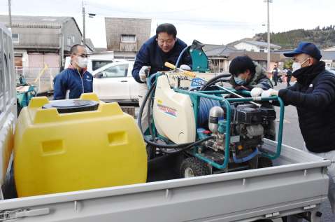 資材をトラックに積み込む霧島市職員ら＝２０日午前８時ごろ、同市福山