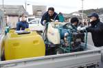 資材をトラックに積み込む霧島市職員ら＝２０日午前８時ごろ、同市福山