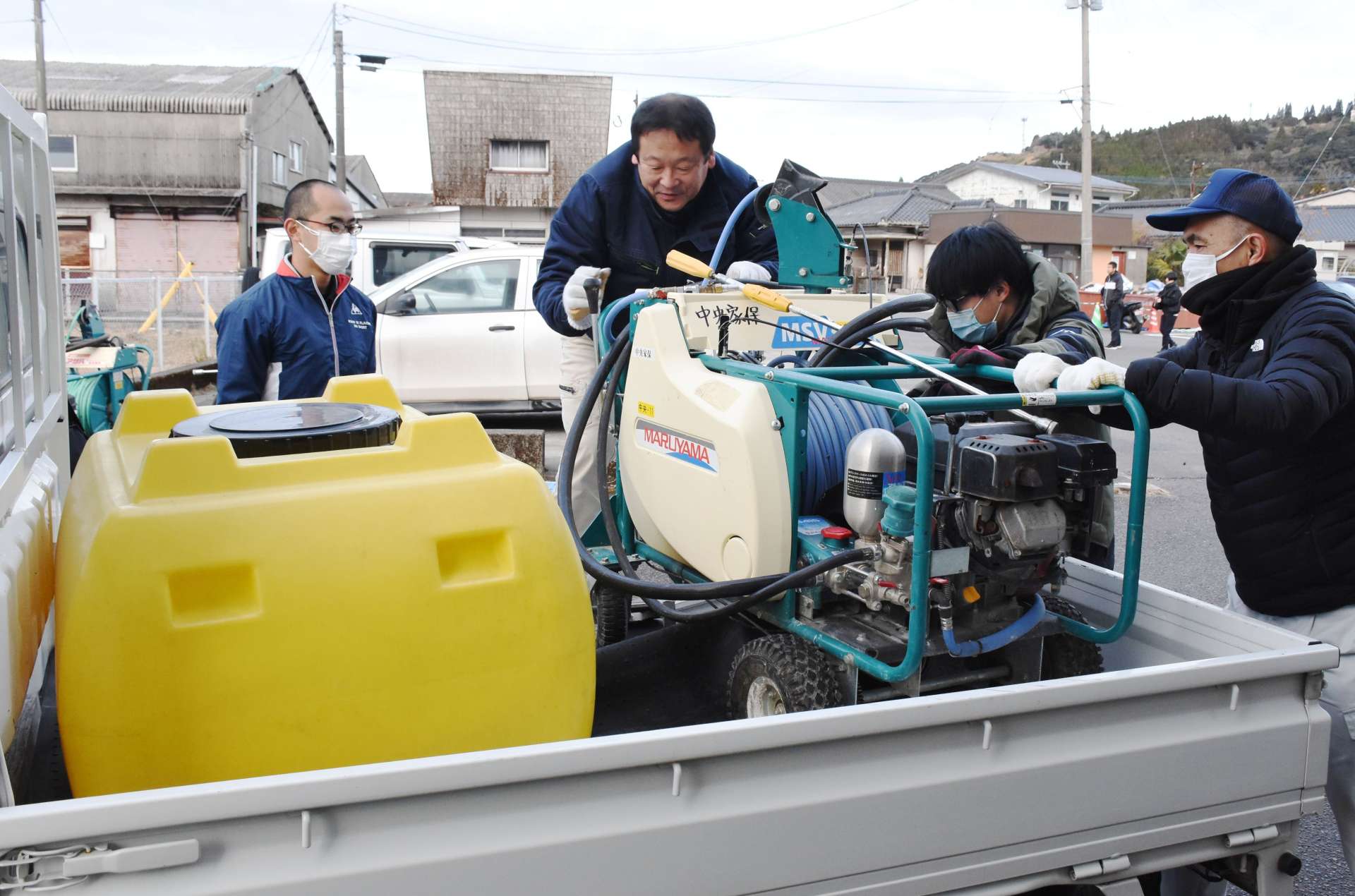 資材をトラックに積み込む霧島市職員ら＝２０日午前８時ごろ、同市福山