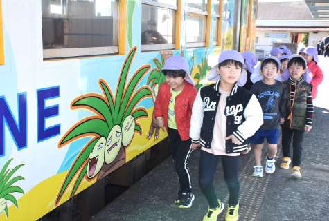 「ナッシートレイン宮崎」を見学する園児＝１９日午後１時、志布志市のＪＲ志布志駅