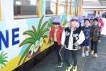 「ナッシートレイン宮崎」を見学する園児＝１９日午後１時、志布志市のＪＲ志布志駅