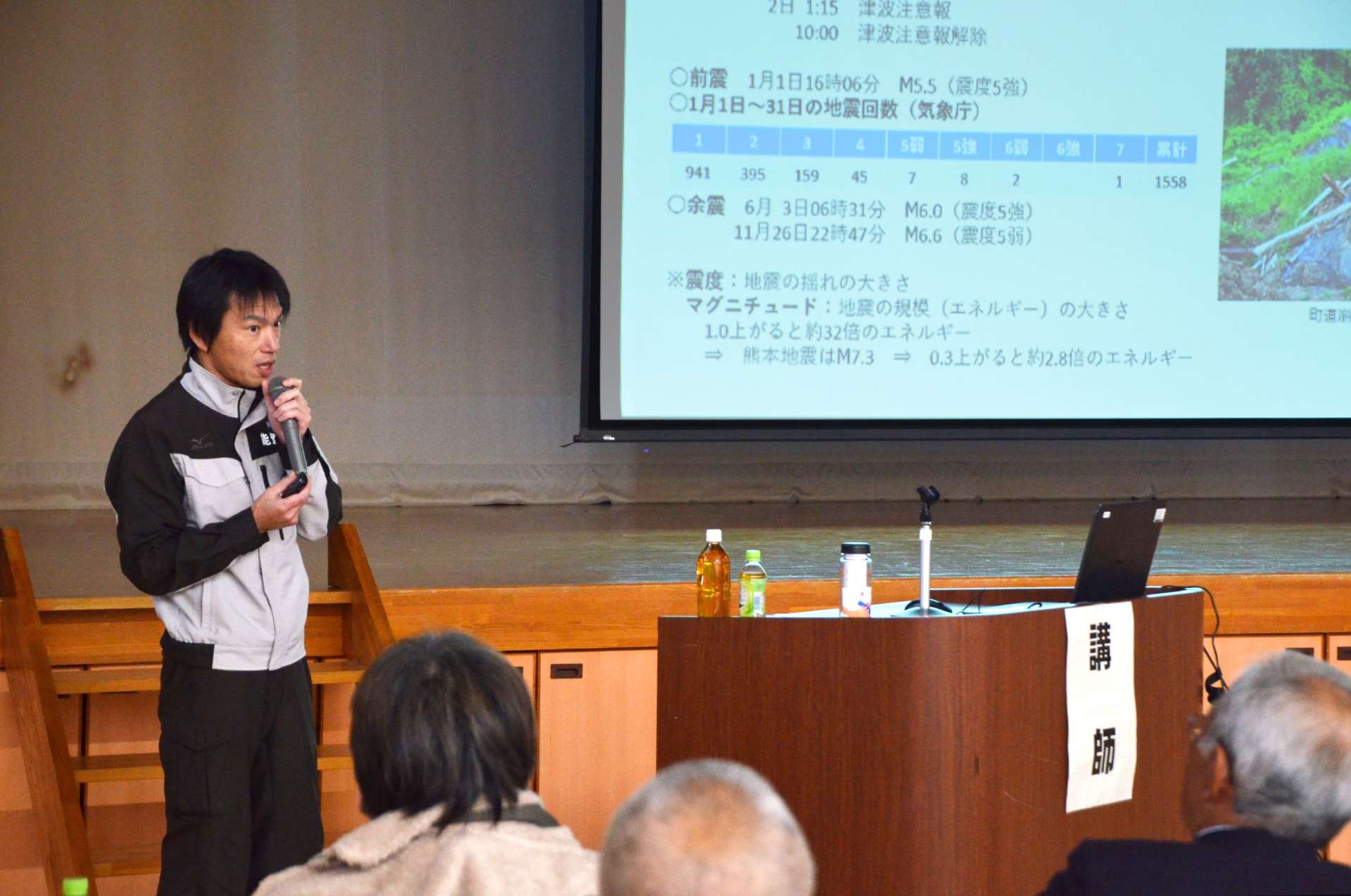 能登半島地震の経験を語る石川県能登町危機管理室の道下政利室長＝小林市の野尻町農村環境改善センター